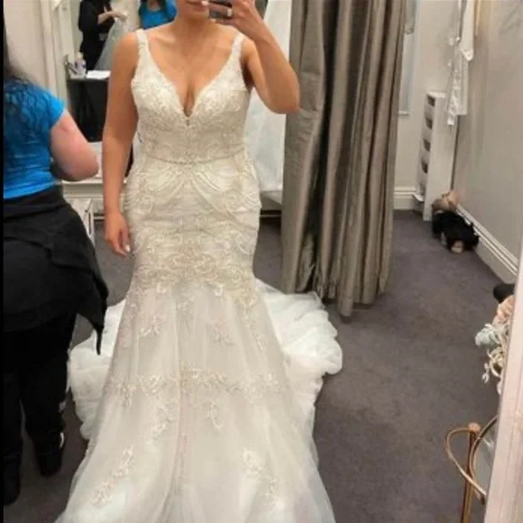 BRAND NEW WEDDING DREESS - Picture 2 of 9